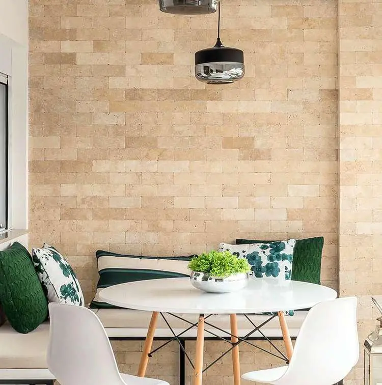Lounge com travertino anticato