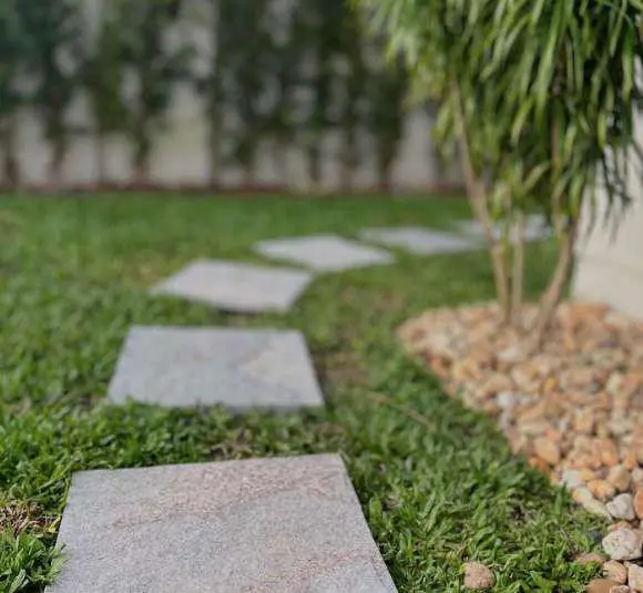 Jardim com pisantes em pedra natural